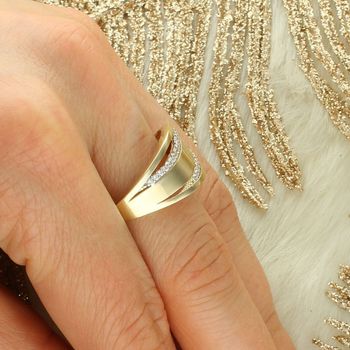 Złoty pierścionek damski wysadzany cyrkoniami z kolekcji Crossover. Okazały, błyszczący i elegancki – idealny prezent dla kobiety.5.jpg